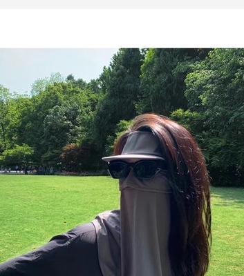 Die Internet-Selebritäts-Explosion bedeckt das ganze Gesicht, um UV-Licht zu verhindern