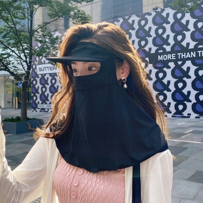 Die Internet-Selebritäts-Explosion bedeckt das ganze Gesicht, um UV-Licht zu verhindern