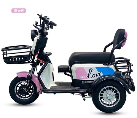 Das neue kleine elektrische Dreirad bringt sein eigenes Baby nach Hause, um Kinder abzuholen