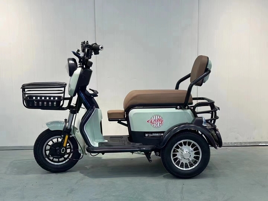 Das neue kleine elektrische Dreirad bringt sein eigenes Baby nach Hause, um Kinder abzuholen