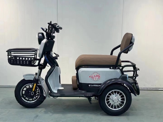 Das neue kleine elektrische Dreirad bringt sein eigenes Baby nach Hause, um Kinder abzuholen