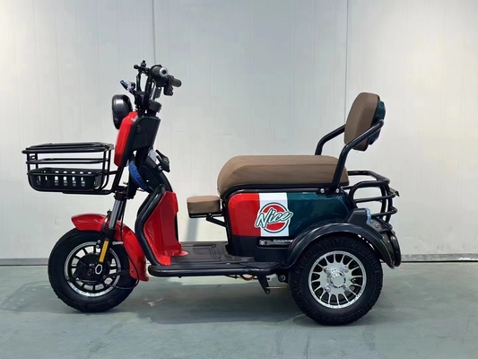 Das neue kleine elektrische Dreirad bringt sein eigenes Baby nach Hause, um Kinder abzuholen
