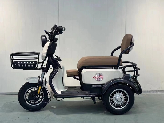 Das neue kleine elektrische Dreirad bringt sein eigenes Baby nach Hause, um Kinder abzuholen