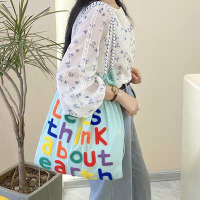 Großflächige Handtasche im koreanischen Stil in einer Schultertasche