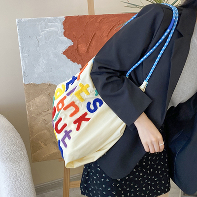 Großflächige Handtasche im koreanischen Stil in einer Schultertasche