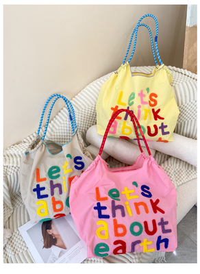 Großflächige Handtasche im koreanischen Stil in einer Schultertasche