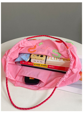 Großflächige Handtasche im koreanischen Stil in einer Schultertasche