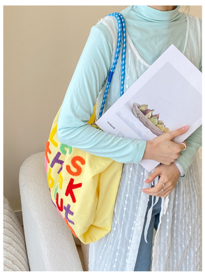 Großflächige Handtasche im koreanischen Stil in einer Schultertasche