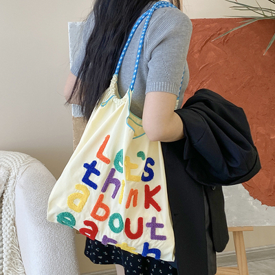 Großflächige Handtasche im koreanischen Stil in einer Schultertasche