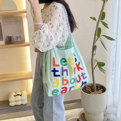 Großflächige Handtasche im koreanischen Stil in einer Schultertasche