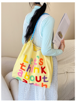 Großflächige Handtasche im koreanischen Stil in einer Schultertasche