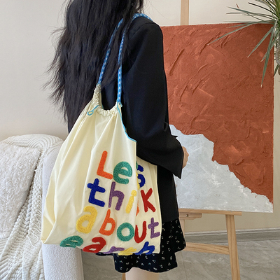 Großflächige Handtasche im koreanischen Stil in einer Schultertasche