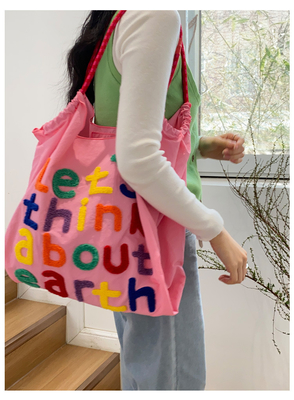 Großflächige Handtasche im koreanischen Stil in einer Schultertasche