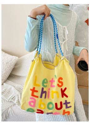 Großflächige Handtasche im koreanischen Stil in einer Schultertasche