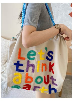 Großflächige Handtasche im koreanischen Stil in einer Schultertasche
