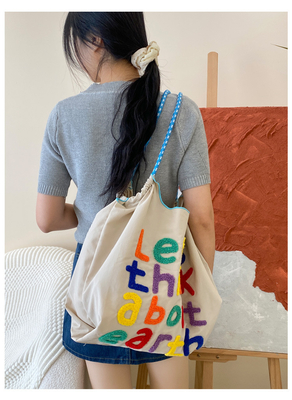 Großflächige Handtasche im koreanischen Stil in einer Schultertasche
