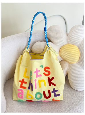 Großflächige Handtasche im koreanischen Stil in einer Schultertasche