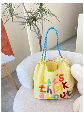 Großflächige Handtasche im koreanischen Stil in einer Schultertasche