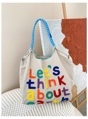 Großflächige Handtasche im koreanischen Stil in einer Schultertasche