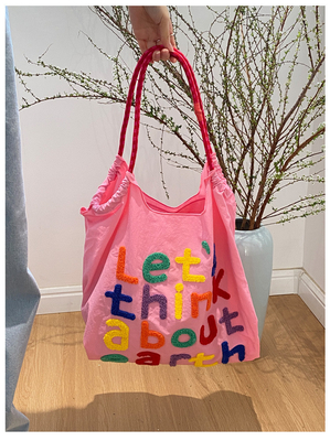 Großflächige Handtasche im koreanischen Stil in einer Schultertasche