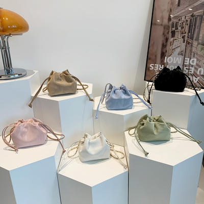2024 NEW FASHION NICHE DESIGN Frühling/Sommer Crossbody-Tasche Senioren-Sinne gefüllte Bucket-Tasche