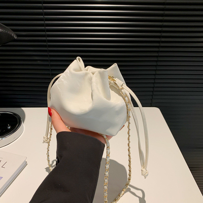 2024 NEW FASHION NICHE DESIGN Frühling/Sommer Crossbody-Tasche Senioren-Sinne gefüllte Bucket-Tasche