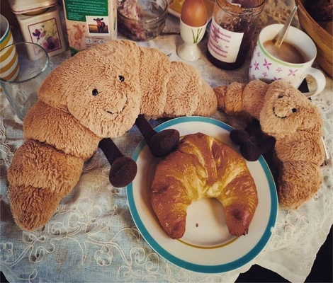 Gewichtet 9 &quot;Plüsch Croissant Plüsch Süßes Lächeln Croissant Brot Kissen Gefüllte Tiere Komische weiche Nahrung Plushies