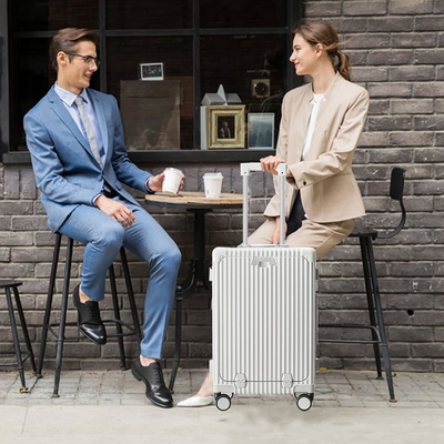 20 Zoll Aluminiumrahmen Hardside Spinner Wheel Gepäck, eingebautes TSA-Sperrverriegelung Tragen Sie auf dem Koffer, mit Becherhalter und USB-Anschluss