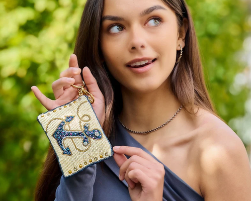 Hooked Up Coin Purse Auffällige Schmetterlings-Münzgeldbörse mit auffälliger Perlenstickerei, floralen Mustern, verspieltem Quasten-Schlüsselanhänger und Reißverschluss, perfekt für kleine Essentials